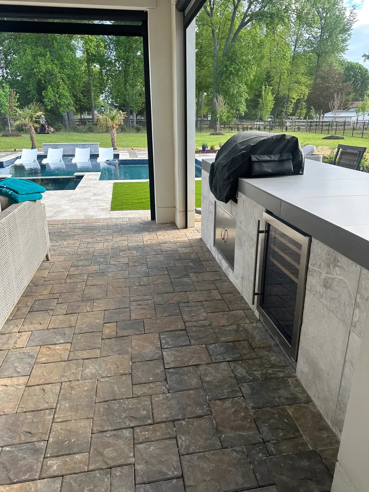 Gunite pool and spa with an outdoor kitchen in Huntersville, NC, view 16